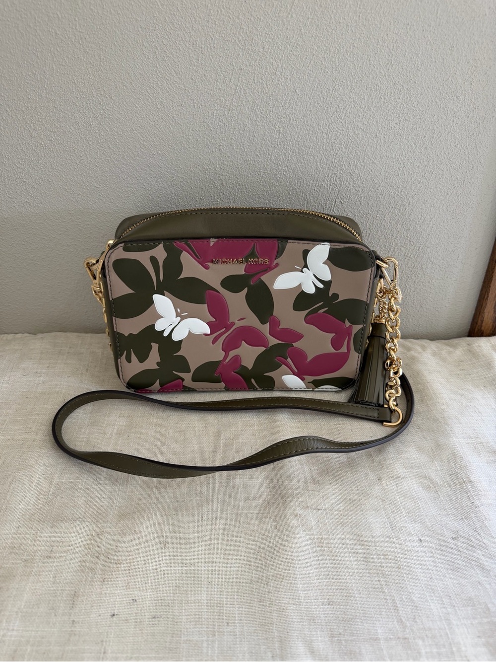 Michael Kors Ginny Medium Butterfly Camo Leather Crossbody Bag NWOT - Picture 2 of 13
